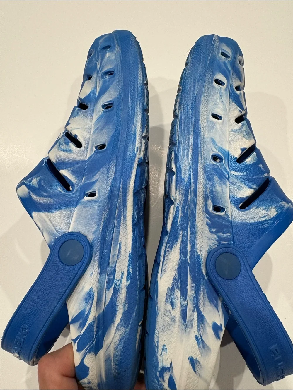 Rugged Shark men’s blue & white marble EVA Clogs / sandals  size 7